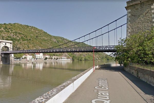 Entre Drôme et Ardèche, le pont suspendu de 1827 est l'un des plus anciens de France encore ouverts à la circulation.