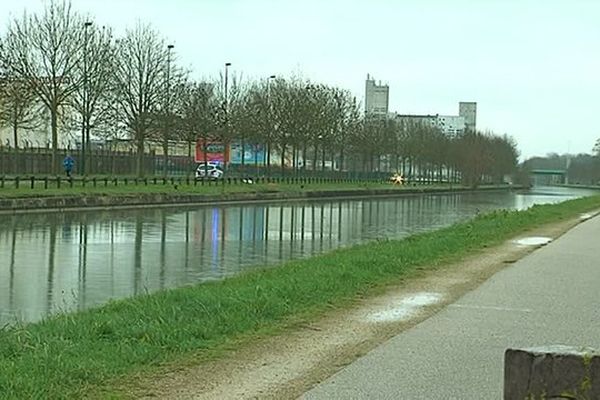 A Reims, le canal de l'Aisne à la Marne.