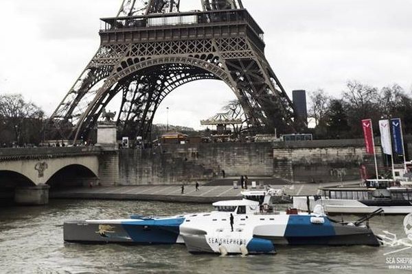 Le « Brigitte Bardot » est à quai, Port du Gros Caillou (Entre le Pont des Invalides et le Pont de l’Alma).