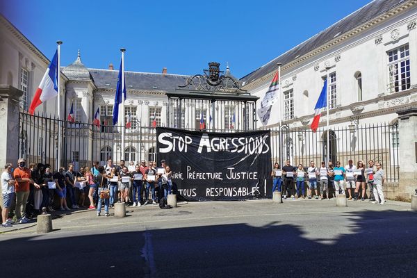 Jeudi, une soixantaine de personnes était rassemblée devant la mairie de Nantes pour dénoncer l'insécurité.