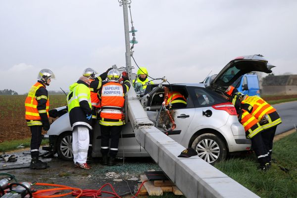 Un automobiliste décède en percutant un poteau électrique, à Lamillarié (Tarn).  Image d'illustration.