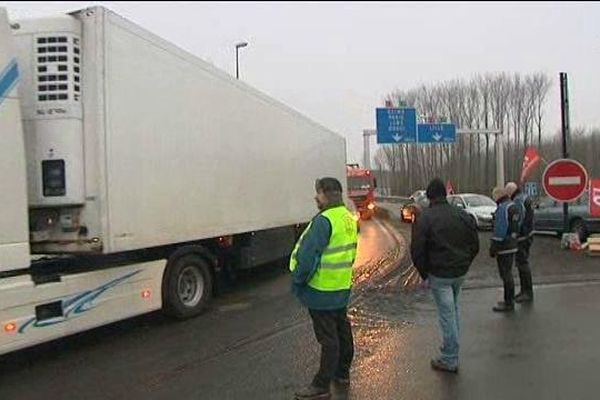 Mouvement des chauffeurs routiers à Dourges ce lundi.