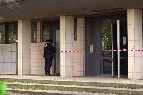 C'est sur cet immeuble, allée de Brno, qu'un impact de balle a été relevé dans le quartier Maurepas de Rennes ce dimanche 27 octobre 2024, trace des affrontements que se livrent des bandes rivales sur fond de trafic de drogue.