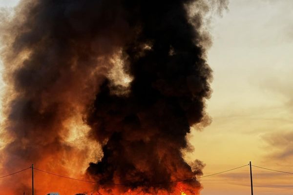 Un gros panache de fumée était visible à plusieurs kilomètres à la ronde lors de l'incendie du site d’enfouissement de déchet de Sérignan, dans l'Hérault.