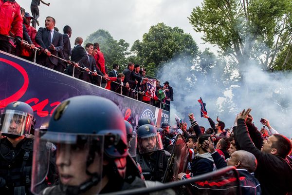 Le PSG n'en a donc pas terminé avec la violence de certains de ses supporteurs. Le club, quelque peu désarmé et qui a sans doute péché par naïveté en souhaitant s'offrir une vue imprenable sur la Tour Eiffel, malgré les craintes de certains de ses membres sur les risques de débordement, n'a pu que déplorer en fin de soirée "une fête gâchée par quelques centaines de casseurs".