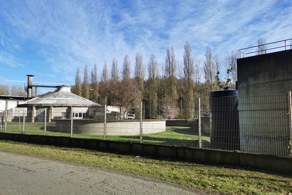 Les eaux usées et les eaux pluviales se mélangent dans la station d'épuration de Pont Ezer à Guingamp. Le trop-plein s'écoule dans le Trieux par fortes pluies.