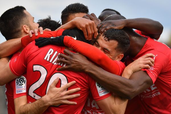 Le Nîmes Olympiques doit recruter des joueurs avant la nouvelle saison.