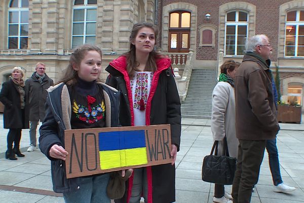 Un rassemblement de soutien à l'Ukraine a eu lieu devant la mairie d'Amiens vendredi 24 février en fin d'après-midi.