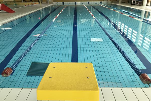 Le bassin sportif de la piscine du Lac à Savenay affiche une profondeur de 1,80m