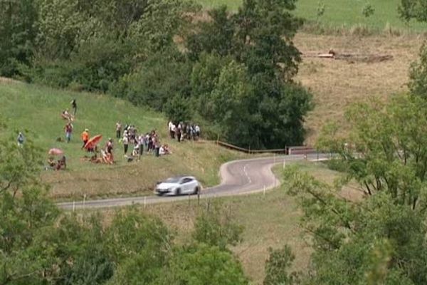 Tout le problème des rallyes est là, le public doit impérativement se placer en hauteur, et pas dans les virages. 