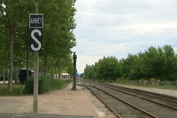 Les trains de voyageurs ne circulent plus depuis 35 ans. Des autocars assurent les liaisons. La fermeture du bureau de ventes des billets signerait la fin définitive de la gare d'Ambert, sous-préfecture de 7000 habitants.