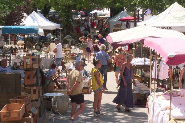 Jusqu'à mardi 15 août 2023, les rues de Barjac vont voir défiler des dizaines de milliers de visiteurs.