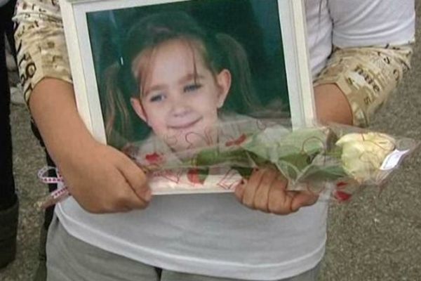 Roses blanches et ballons ont accompagné cet hommage