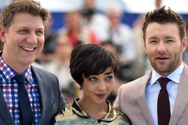 Le réalisateur américain Jeff Nichols (g), en compagnie de l'actrice Irlando-éthiopienne Ruth Negga (c) et l'acteur Australien Joel Edgerto (d), le 16 may 2016 durant le photocall du film "Loving", à Cannes