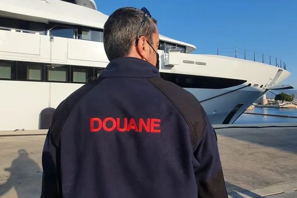 Un agent des douanes devant un yacht de 86 mètres appartenant à un oligarque russe à La Ciotat, dans les Bouches-du-Rhône.