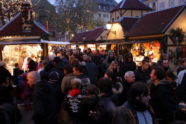 Avec son marché de Noël (ici en 2014), Colmar attire de nombreux touristes chaque année. La ville figure, avec Strasbourg, dans le top 20 des destinations préférées des Français pour passer la période de Noël.