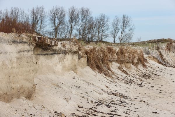 Certaines collectivités littorales de Bretagne connaissent déjà les conséquences de l'érosion sur leurs côtes (Ici le port de la Croix sur l'île d'Hœdic, Morbihan).