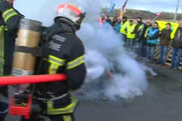 Tensions aux portes de l'incinérateur de Clermont-Ferrand : Le 8 janvier, les forces de l'ordre et les sapeurs-pompiers repoussent les grévistes pour que les camions puissent rentrer dans l'usine.