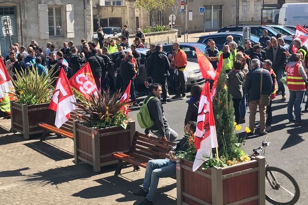 200 agents de l'agglomération de Niort ont manifesté ce matin devant la mairie.