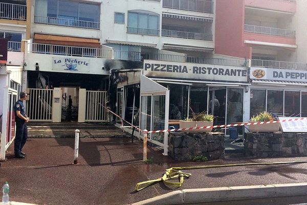 Agde (Hérault) - un restaurant du port détruit par un incendie, l'immeuble évacué - 13 août 2015.