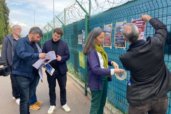 Accompagné d'élus Europe Ecologie Les Verts, le député de Paris s'est rendu devant l'aéroport de Nice ce dimanche 19 mars.