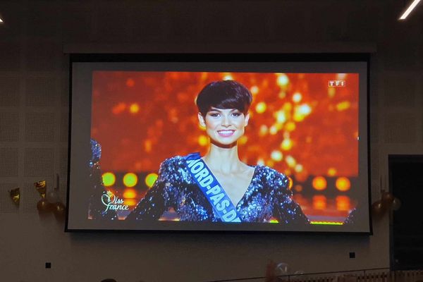 Eve Gille, sur un écran géant de la salle des fêtes de Quaëdypre lors de son élection Miss France 2024