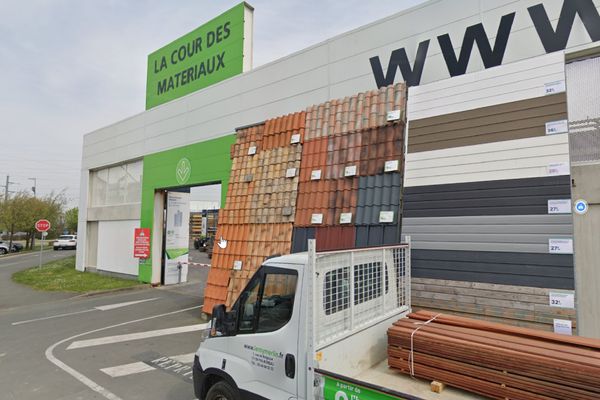 Entrée de la cour des matériaux du magasin Leroy Merlin Puilboreau-La Rochelle (17).