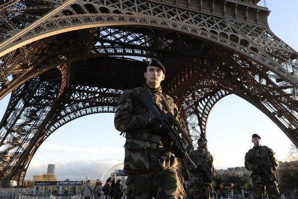 Militaires au pied de la tour Eiffel