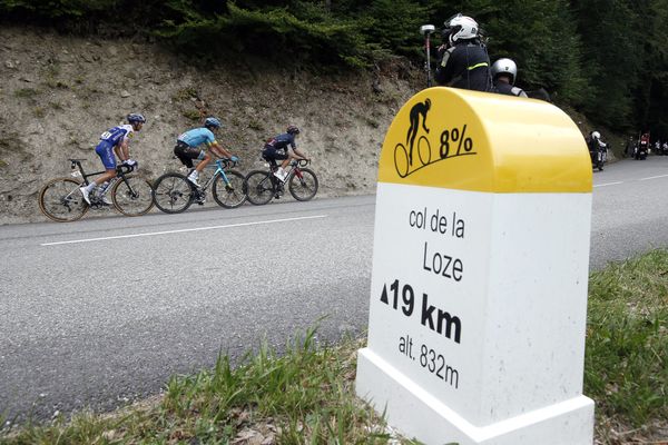 Trois coureurs dans la montée du col de la Loze, en Savoie, lors du Tour de France le 16 septembre 2020.