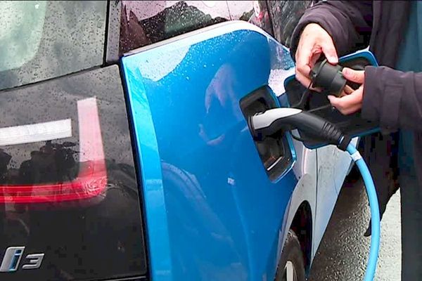 Les véhicules électriques ont leurs défenseurs qui veulent convaincre tous les automobilistes de leur fiabilité