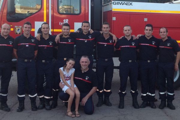 Sarah, 10 ans, atteinte de dyspraxie, accompagnée par les pompiers héraultais qui participent au marathon de Paris