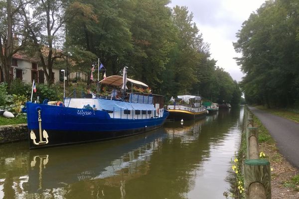 Le canal du Centre à Chagny, en Saône-et-Loire