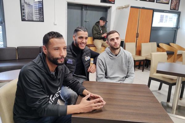 Yassine, Ismaël et Islam arpentent les rues de Nîmes de lundi au samedi, de 13 heures à 20 heures.