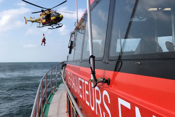 Exercice en mer de la SNSM au large des Sables-d'Olonne (juin 2020)