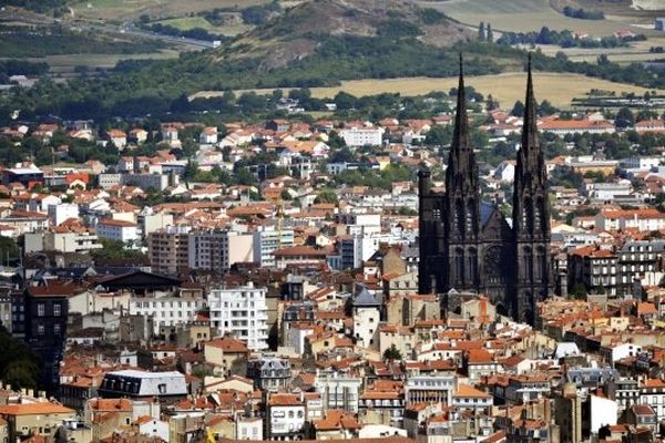 La construction de la Cathédrale Notre-Dame de l’Assomption de Clermont-Ferrand a débuté au XIIIème siècle pour s'achever au XIXème. 