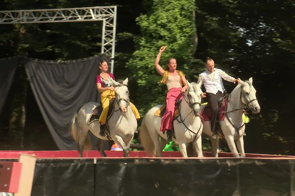 Le Haras National d’Hennebont propose jusqu'au 23 août, une programmation "visite & spectacle", avec pour temps fort le spectacle "Vacances décalées" de la compagnie Duo équestre.