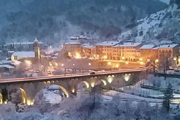 Le village de l'Escarène sous la neige ce lundi en fin de journée.