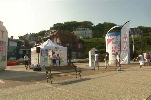 La journée d'animation s'est déroulée toute la journée sur le front de mer d'Étretat.