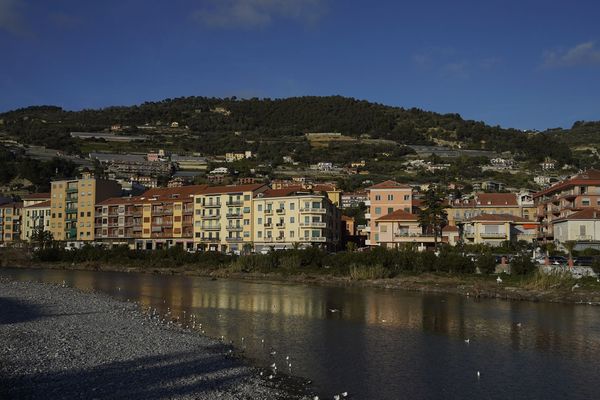 La ville de Vintimille (Italie).