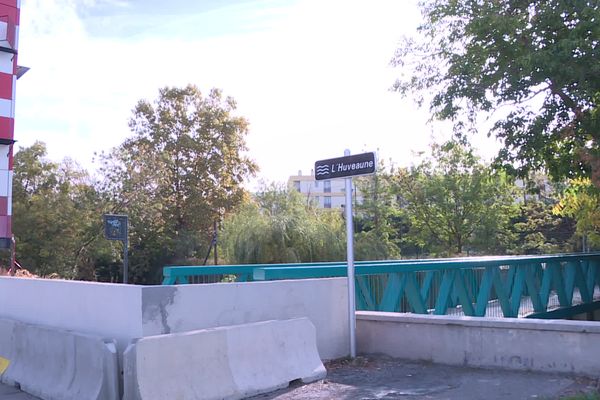 L'enfant a été retrouvé en contrebas. A gauche, on aperçoit le collège Louise Michel, à droite, un pont de l'Huveaune.