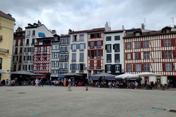 Place du carreau des Halles, à Bayonne, l'une des 100 villes de France classée en secteur sauvegardé