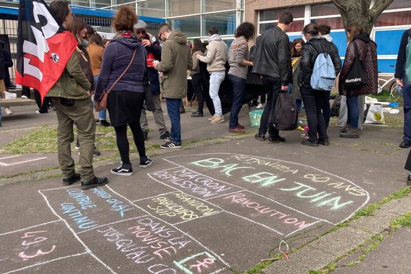 Pour dénoncer les épreuves du bac trop précoces, les enseignants ont organisé une kermesse devant l'établissement.