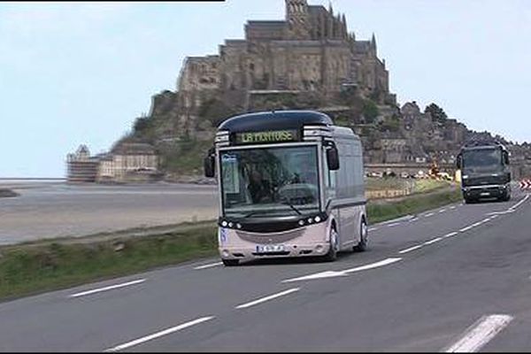 Une des navettes du Mont Saint-Michel qui circule entre le parking et le Mont