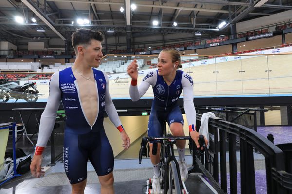 Valentin Tabellion et Victoire Berteau, lors d'une journée d'entraînement de l'équipe de France de cyclisme sur piste le 13 juin à Saint-Quentin-en-Yvelines.