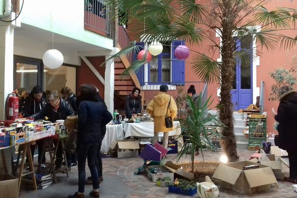 Le vide grenier des Amis du théâtre de la Passerelle a lieu rue Jean-Baptiste Couty à Limoges, dans une ancienne usine d'eau de Javel