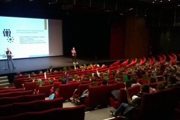 Intervention menée par l'association Solidarité Sida au théâtre Sabatier de Laon devant 200 lycéens le mardi 26 mars 2019