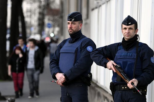 Deux CRS armés en faction devant une synagogue de Nancy une semaine après les attentats au journal hebdomadaire satirique Charlie Hebdo et au magasin Hyper Casher. 