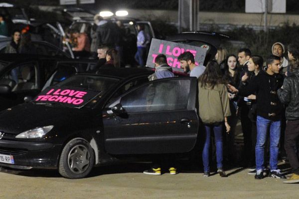 Photo archive : le 13 décembre 2014, des fêtards se rassemblent sur le parking du Parc des expositions à Montpellier mais le festival a été annulé.