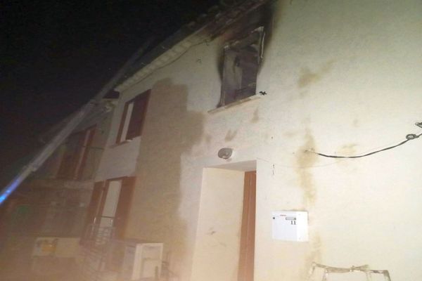 Gallargues-le-Montueux (Gard) - un appartement détruit par un incendie dans la nuit - 4 mai 2023.