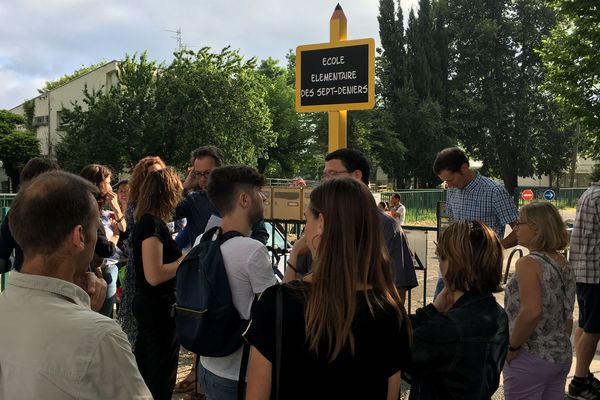 Une manifestation a eu lieu en ce vendredi matin devant l'école des Sept Deniers à Toulouse.